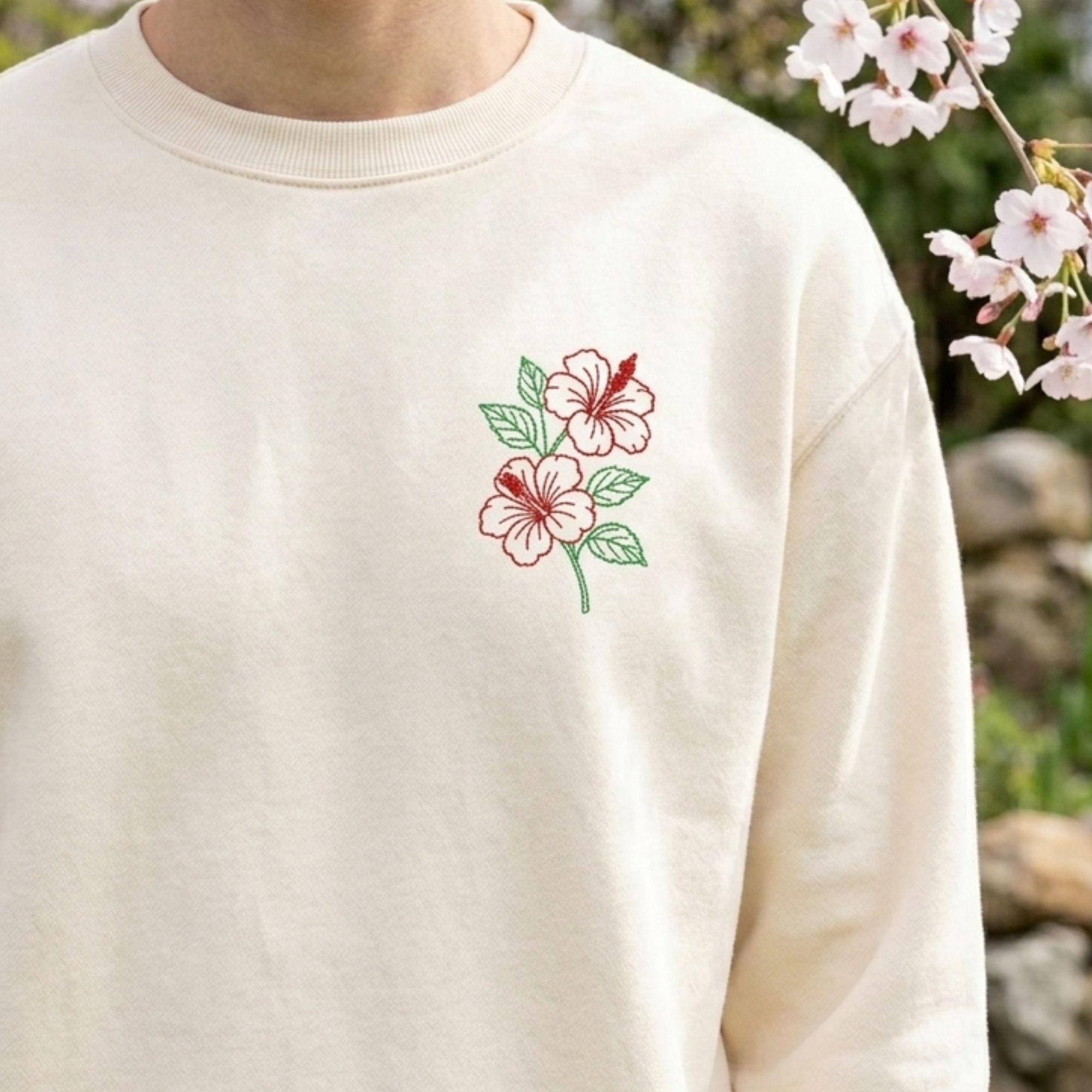 Stickerei mit tropischen Hibiskusblüten