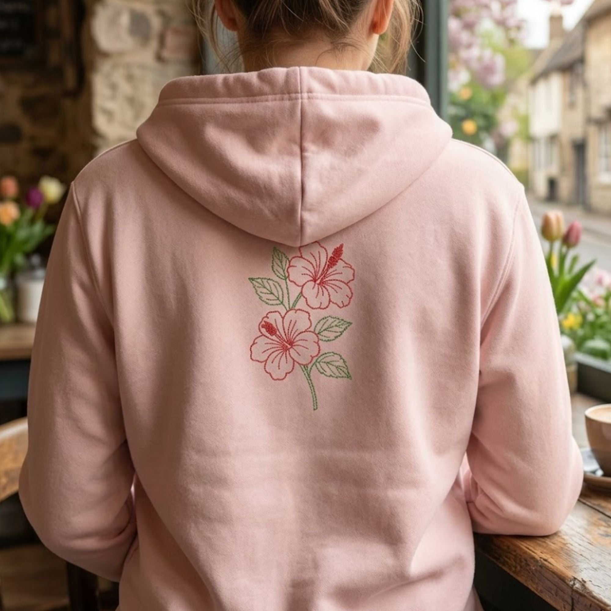 Stickerei mit tropischen Hibiskusblüten